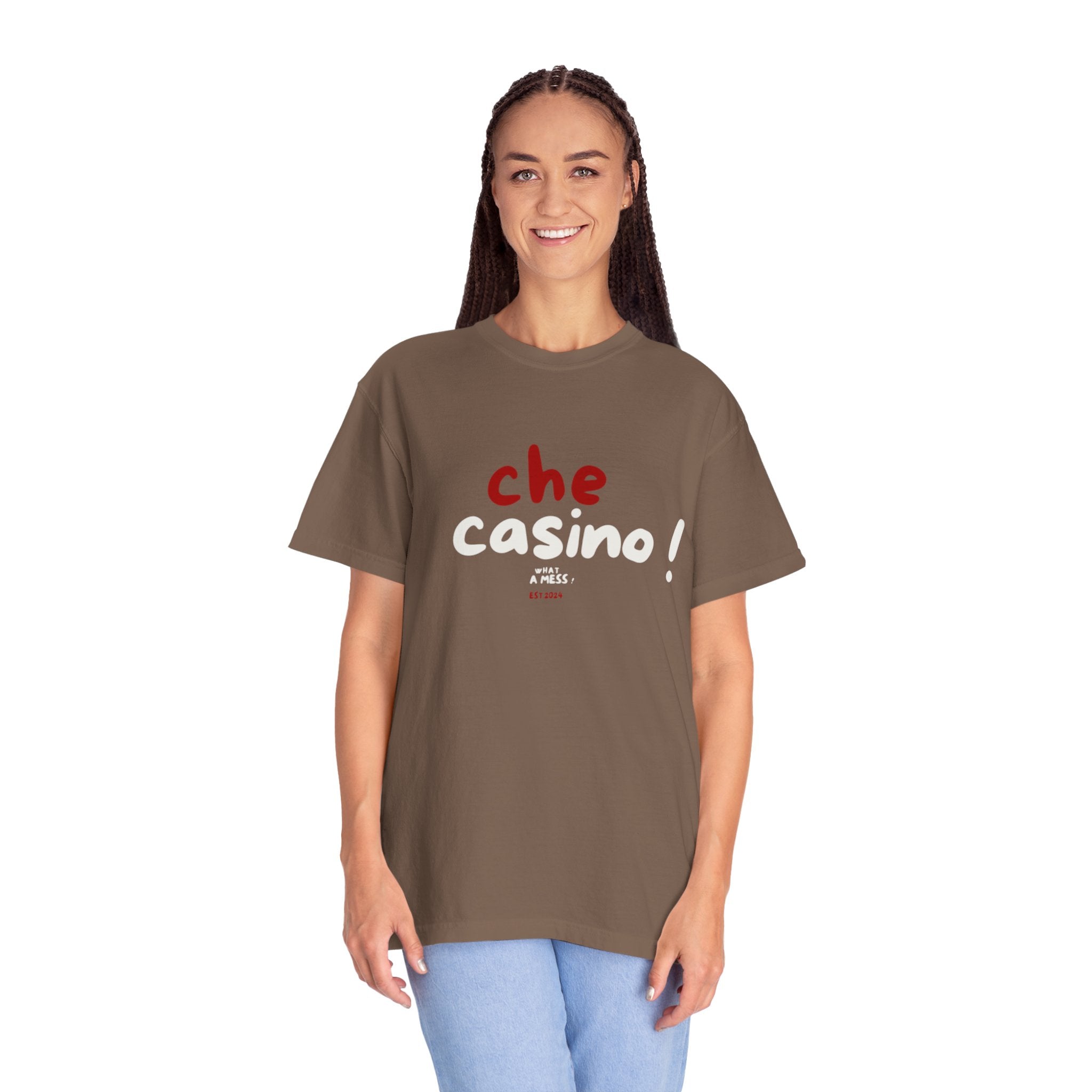 Che Casino Graphic T-Shirt — Italian for "What a mess!" Fun T-Shirt