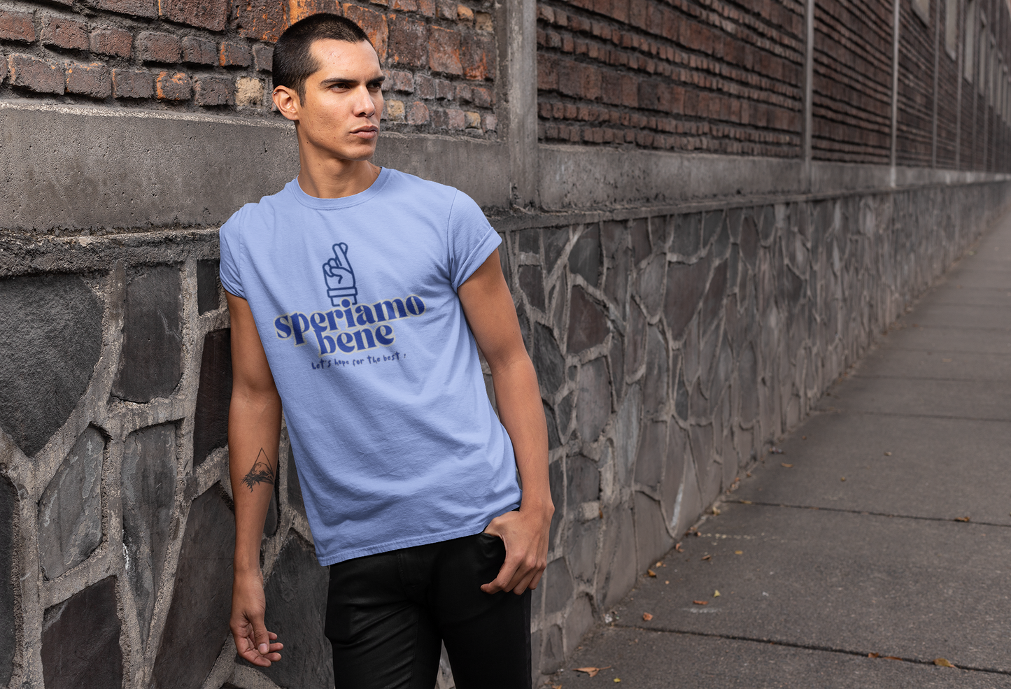 Niedliches Unisex-Shirt im Used-Look – Inspirierendes T-Shirt „Speriamo Bene“